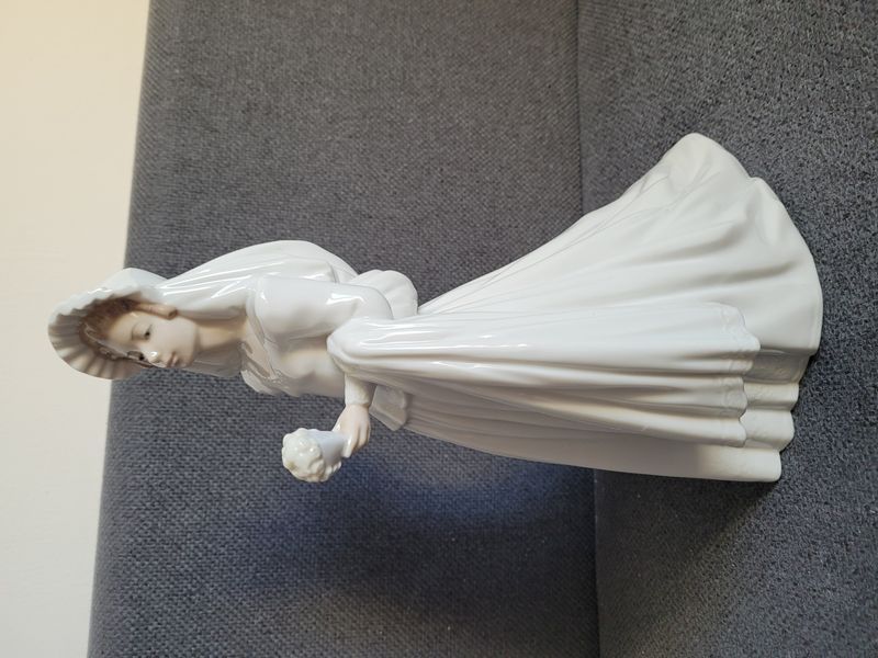 Porcel&aacute;nov&aacute; figurka NAO by Lladr&oacute; &bdquo;My Day&ldquo;