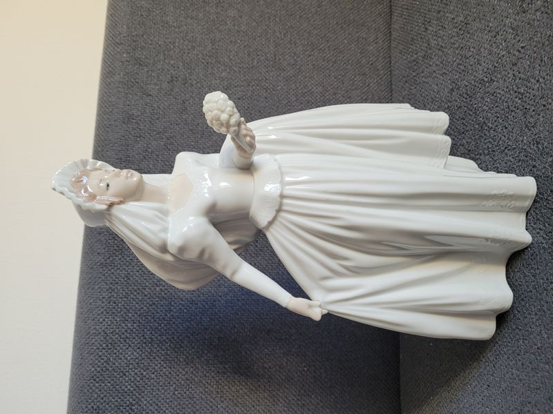 Porcel&aacute;nov&aacute; figurka NAO by Lladr&oacute; &bdquo;My Day&ldquo;