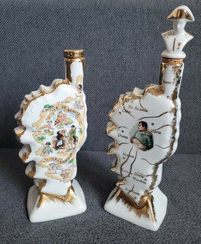 Paire de carafes vintage en porcelaine avec carte de la Corse, France