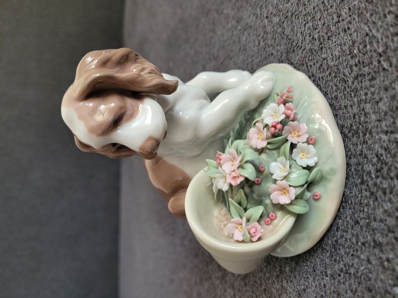 Welpe mit Blumentopf &ndash; Lladro Nr. 7672 | 1998 | Porzellan | Spanien