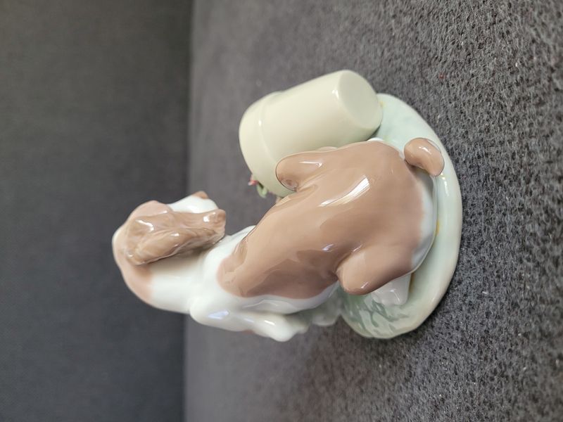 Welpe mit Blumentopf &ndash; Lladro Nr. 7672 | 1998 | Porzellan | Spanien
