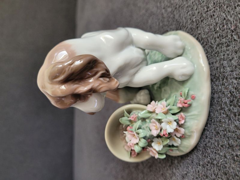 Welpe mit Blumentopf &ndash; Lladro Nr. 7672 | 1998 | Porzellan | Spanien