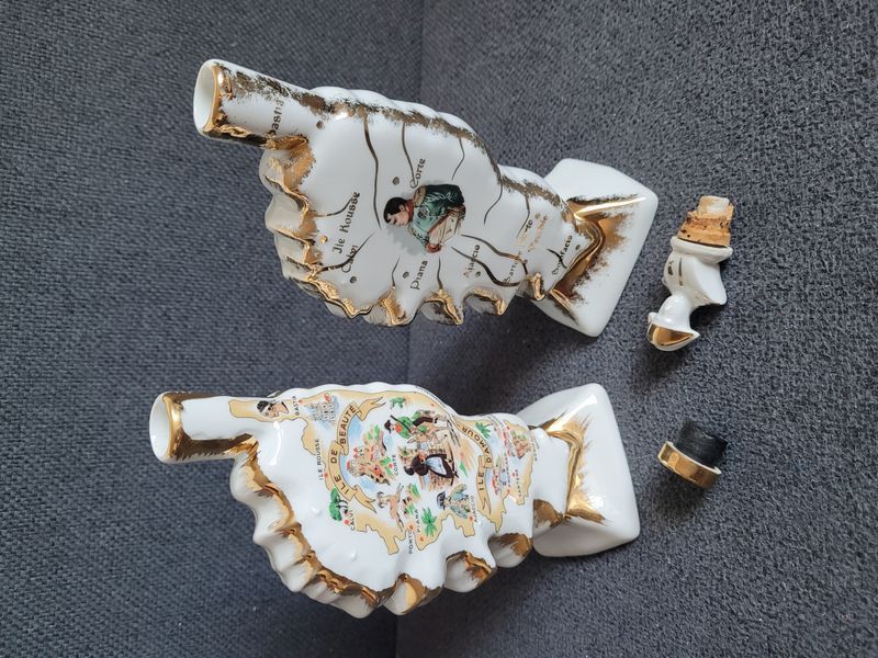 P&aacute;r vintage porcel&aacute;nov&yacute;ch karaf s mapou Korsiky, Francie