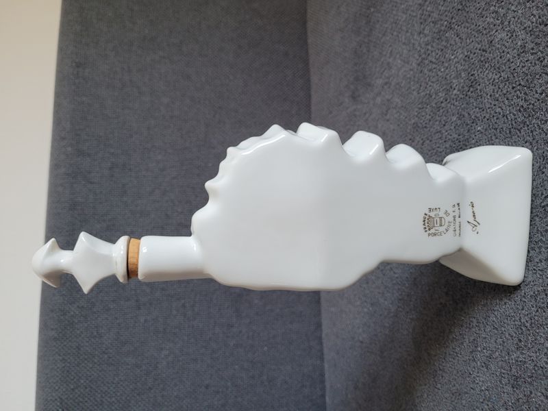 P&aacute;r vintage porcel&aacute;nov&yacute;ch karaf s mapou Korsiky, Francie