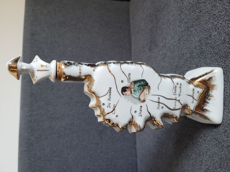 P&aacute;r vintage porcel&aacute;nov&yacute;ch karaf s mapou Korsiky, Francie