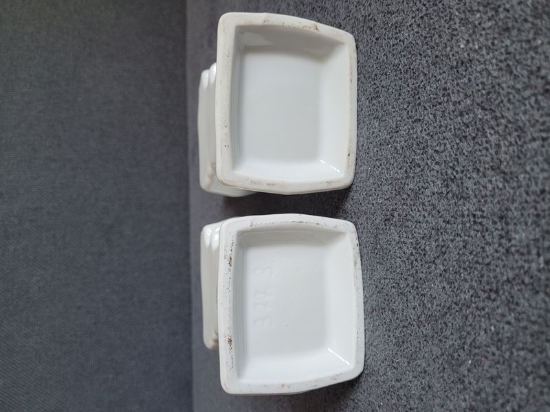 P&aacute;r vintage porcel&aacute;nov&yacute;ch karaf s mapou Korsiky, Francie