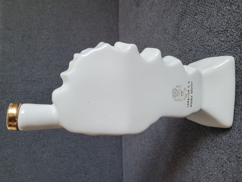 P&aacute;r vintage porcel&aacute;nov&yacute;ch karaf s mapou Korsiky, Francie