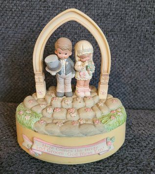 Vintage svadobn&aacute; hudobn&aacute; fig&uacute;rka Enesco &bdquo;Here Comes the Bride and Groom&ldquo;
