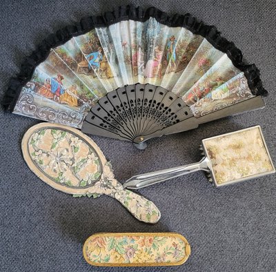 Set of four vintage items