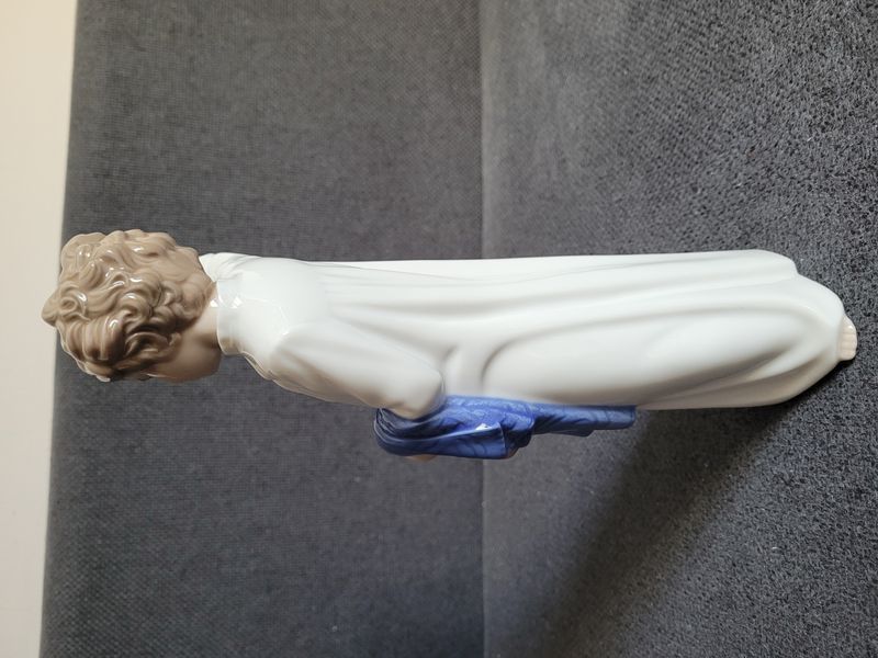Porzellanfigur NAO by Lladr&oacute; &bdquo;G&auml;hnender Junge&ldquo; Spanien