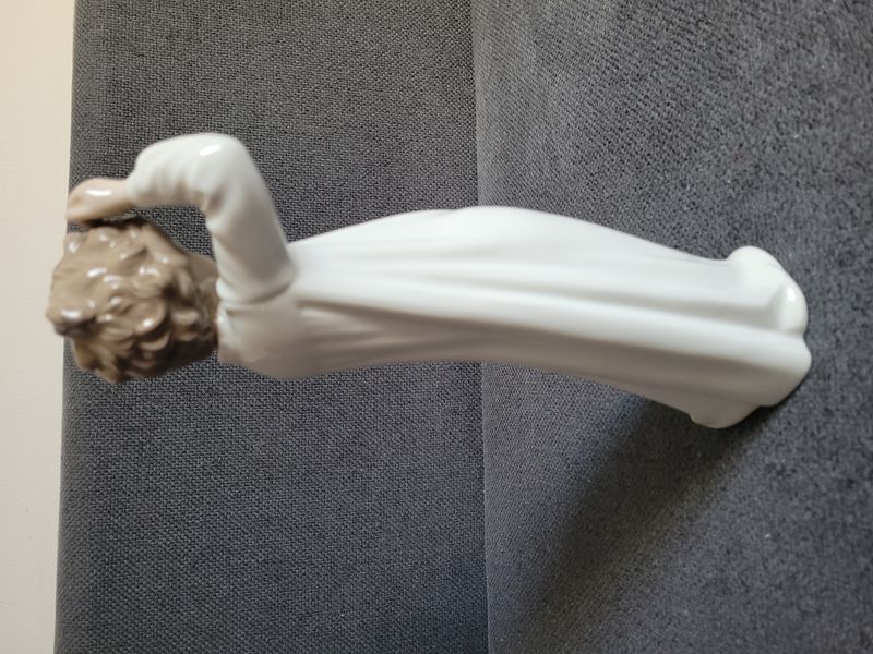 Porzellanfigur NAO by Lladr&oacute; &bdquo;G&auml;hnender Junge&ldquo; Spanien