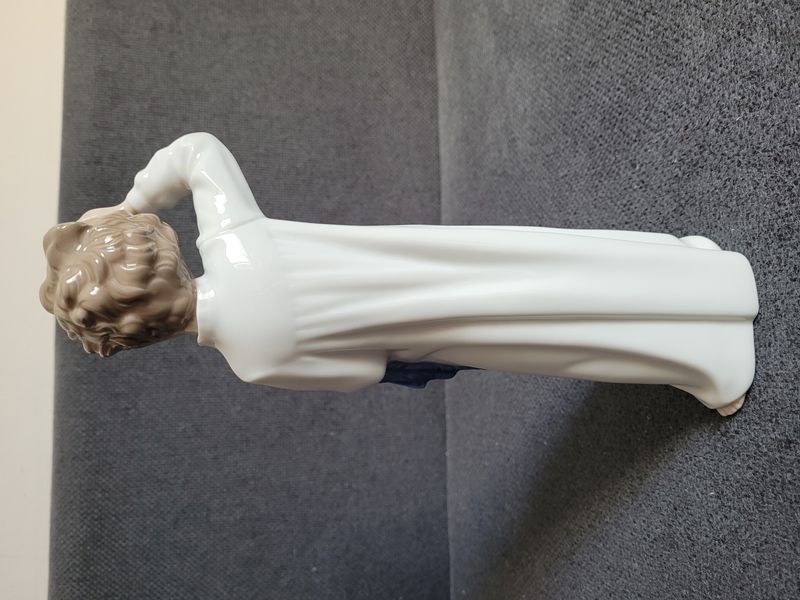 Porzellanfigur NAO by Lladr&oacute; &bdquo;G&auml;hnender Junge&ldquo; Spanien