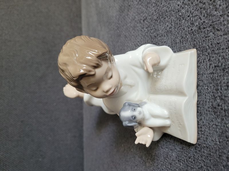 NAO by Lladro Porzellanfigur &bdquo;Repeat After Me&rdquo; Junge mit Welpe