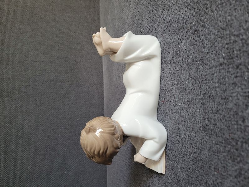 NAO by Lladro Porzellanfigur &bdquo;Repeat After Me&rdquo; Junge mit Welpe