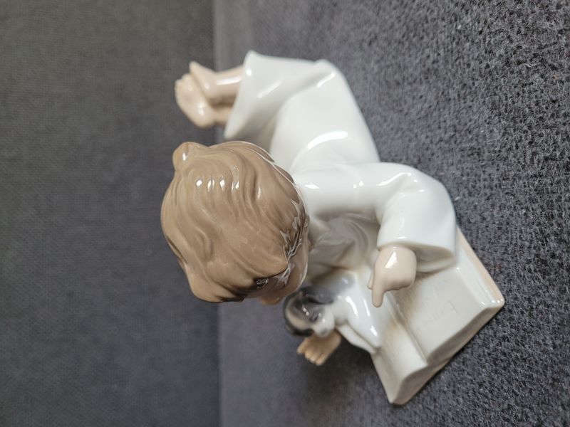NAO by Lladro Porzellanfigur &bdquo;Repeat After Me&rdquo; Junge mit Welpe