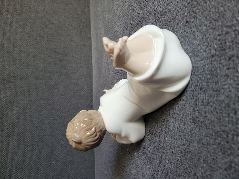 NAO by Lladro Porzellanfigur &bdquo;Repeat After Me&rdquo; Junge mit Welpe