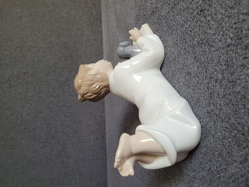 NAO by Lladro Porzellanfigur &bdquo;Repeat After Me&rdquo; Junge mit Welpe