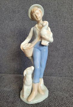 Porcel&aacute;nov&aacute; figurka &bdquo;Chlapec s jehň&aacute;tkem&rdquo;