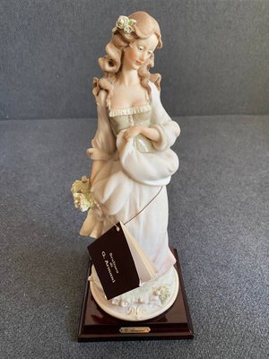 Giuseppe Armani's Capodimonte Figurine Lady with Flowers 1980 - 1985