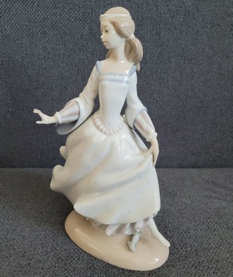 Lladro Figurine "Cinderella Lost Slipper" #4828