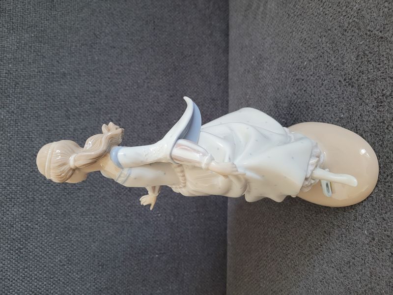 Lladro Figurine "Cinderella Lost Slipper" #4828