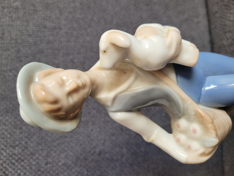 Porcel&aacute;nov&aacute; figurka &bdquo;Chlapec s jehň&aacute;tkem&rdquo;