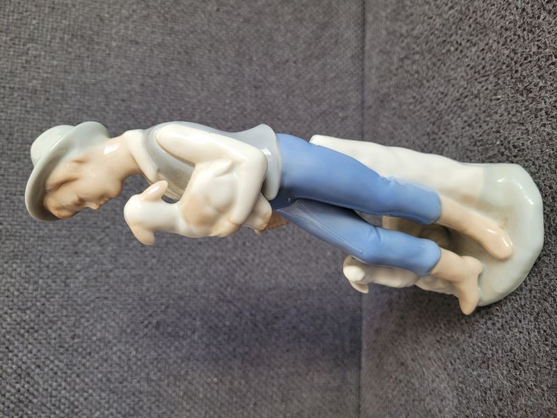 Porcel&aacute;nov&aacute; figurka &bdquo;Chlapec s jehň&aacute;tkem&rdquo;