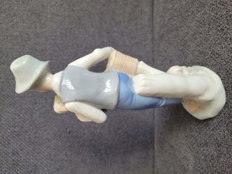 Porcel&aacute;nov&aacute; figurka &bdquo;Chlapec s jehň&aacute;tkem&rdquo;