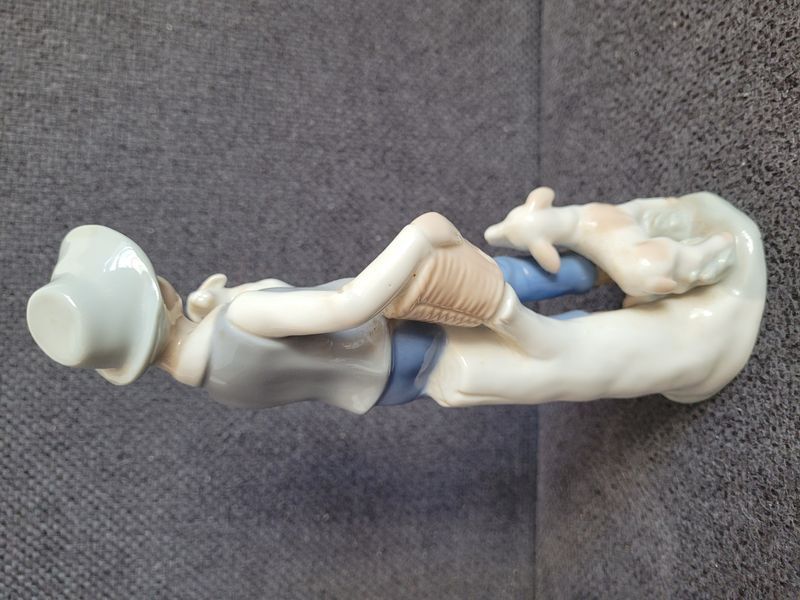 Porcel&aacute;nov&aacute; figurka &bdquo;Chlapec s jehň&aacute;tkem&rdquo;