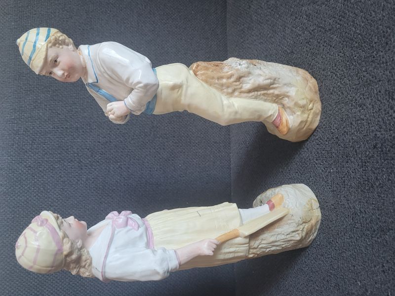 Gebr&uuml;der Heubach &mdash; antikv&aacute;rny p&aacute;r fig&uacute;rok kriketu z biskvitov&eacute;ho porcel&aacute;nu, cca 1880