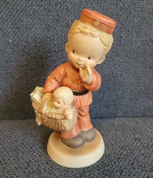 Enesco Special Delivery &ndash; porcel&aacute;nov&aacute; fig&uacute;rka Memories of Yesterday, 1988