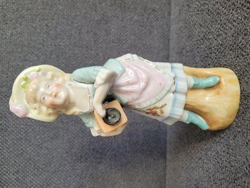 Dr&aacute;žďansk&aacute; porcel&aacute;nov&aacute; figurka &bdquo;D&iacute;vka hraj&iacute;c&iacute; na niněru&ldquo;, Conta & Boehme