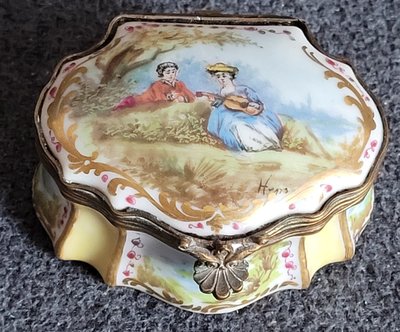 Royal Vienna Antique rare pill box from the middle of the 19th century.
