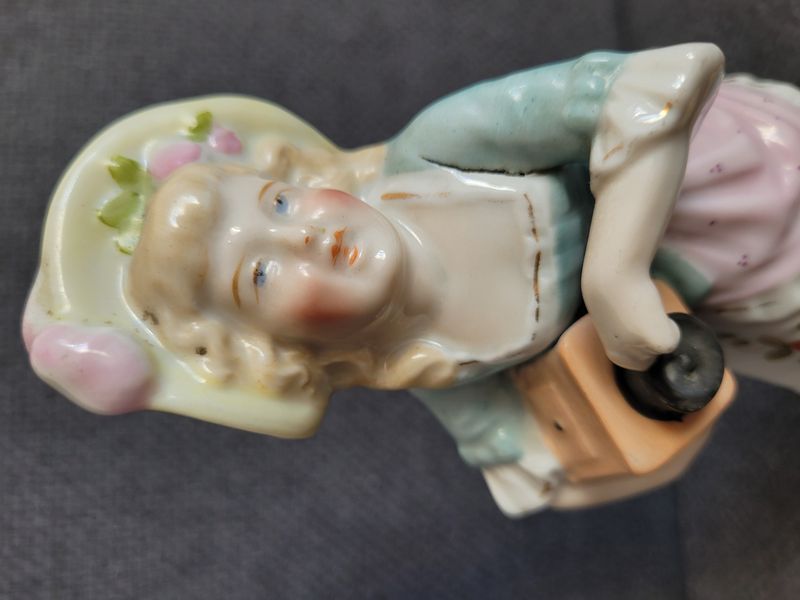 Dr&aacute;žďansk&aacute; porcel&aacute;nov&aacute; figurka &bdquo;D&iacute;vka hraj&iacute;c&iacute; na niněru&ldquo;, Conta & Boehme