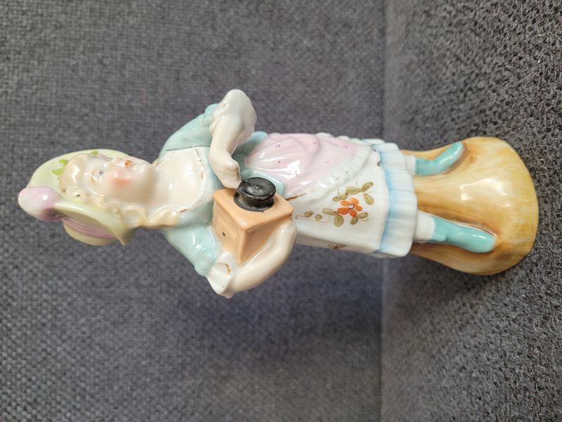 Dr&aacute;žďansk&aacute; porcel&aacute;nov&aacute; figurka &bdquo;D&iacute;vka hraj&iacute;c&iacute; na niněru&ldquo;, Conta & Boehme