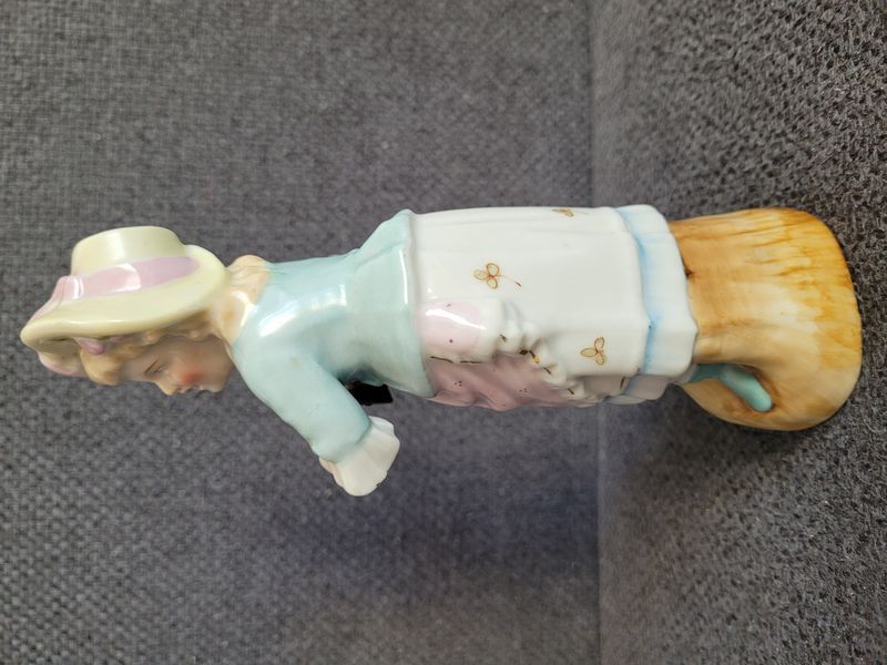 Dr&aacute;žďansk&aacute; porcel&aacute;nov&aacute; figurka &bdquo;D&iacute;vka hraj&iacute;c&iacute; na niněru&ldquo;, Conta & Boehme