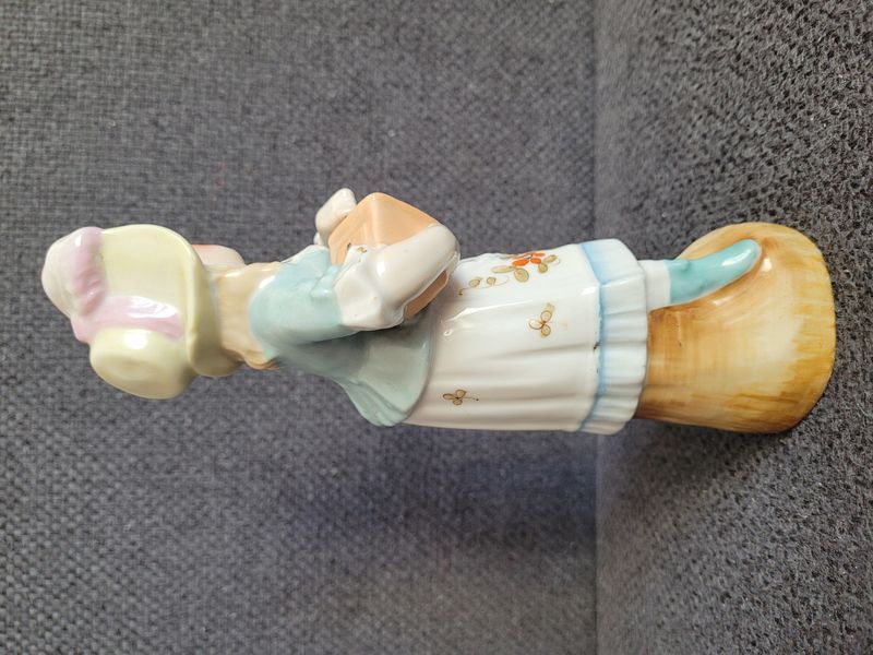 Dr&aacute;žďansk&aacute; porcel&aacute;nov&aacute; figurka &bdquo;D&iacute;vka hraj&iacute;c&iacute; na niněru&ldquo;, Conta & Boehme
