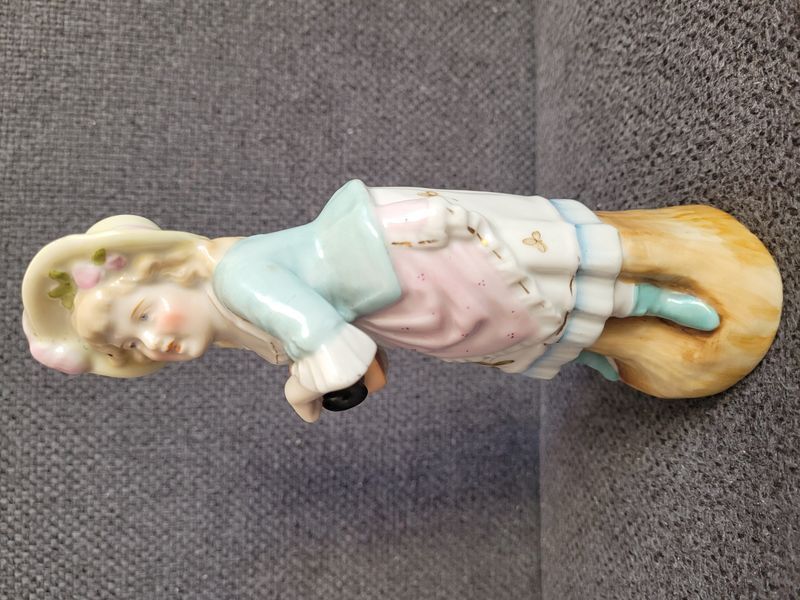 Dr&aacute;žďansk&aacute; porcel&aacute;nov&aacute; figurka &bdquo;D&iacute;vka hraj&iacute;c&iacute; na niněru&ldquo;, Conta & Boehme