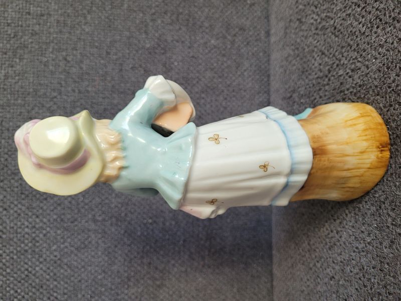 Dr&aacute;žďansk&aacute; porcel&aacute;nov&aacute; figurka &bdquo;D&iacute;vka hraj&iacute;c&iacute; na niněru&ldquo;, Conta & Boehme