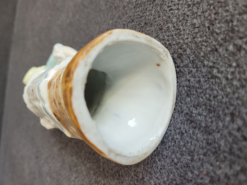 Dr&aacute;žďansk&aacute; porcel&aacute;nov&aacute; figurka &bdquo;D&iacute;vka hraj&iacute;c&iacute; na niněru&ldquo;, Conta & Boehme