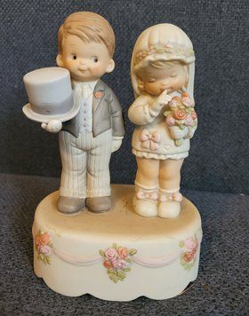 Enesco Here Comes the Bride & Groom &ndash; porcel&aacute;nov&aacute; hudobn&aacute; skrinka Memories of Yesterday