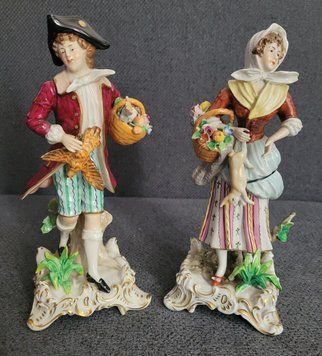 Sitzendorf &mdash; antikv&aacute;rn&iacute; p&aacute;rov&aacute; porcel&aacute;nov&aacute; kompozice d&aacute;ma a p&aacute;n, Německo, 1909