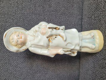 Starožitn&aacute; porcel&aacute;nov&aacute; figurka Dresden Conta & Boehme &bdquo;D&iacute;vka s botkami&rdquo;