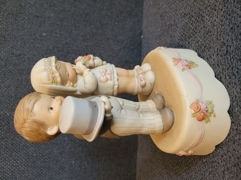 Enesco Here Comes the Bride & Groom &ndash; bo&icirc;te &agrave; musique en porcelaine Memories of Yesterday