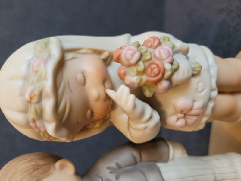 Enesco Here Comes the Bride & Groom &ndash; bo&icirc;te &agrave; musique en porcelaine Memories of Yesterday
