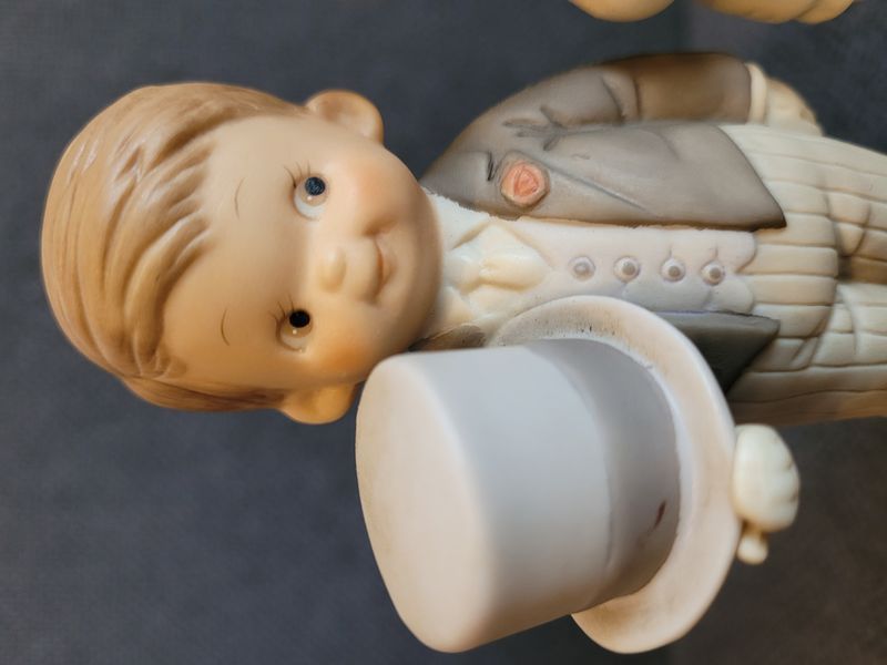 Enesco Here Comes the Bride & Groom &ndash; bo&icirc;te &agrave; musique en porcelaine Memories of Yesterday
