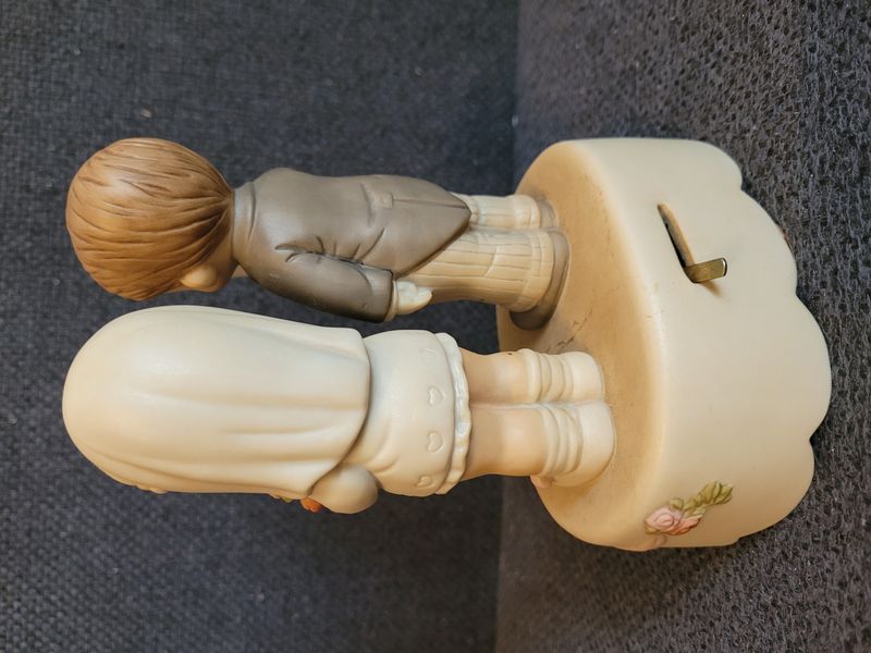 Enesco Here Comes the Bride & Groom &ndash; bo&icirc;te &agrave; musique en porcelaine Memories of Yesterday