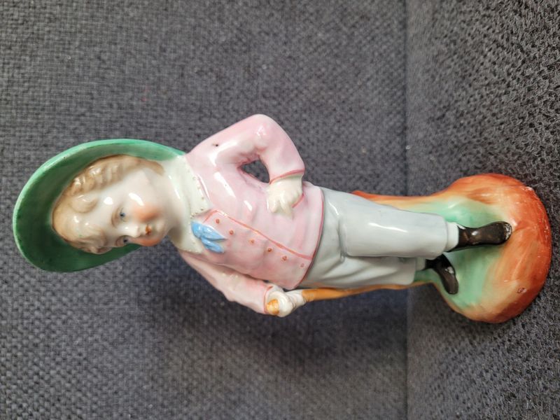 Drezdai porcel&aacute;n figura &bdquo;Fi&uacute; evezővel&rdquo;, Conta & Boehme