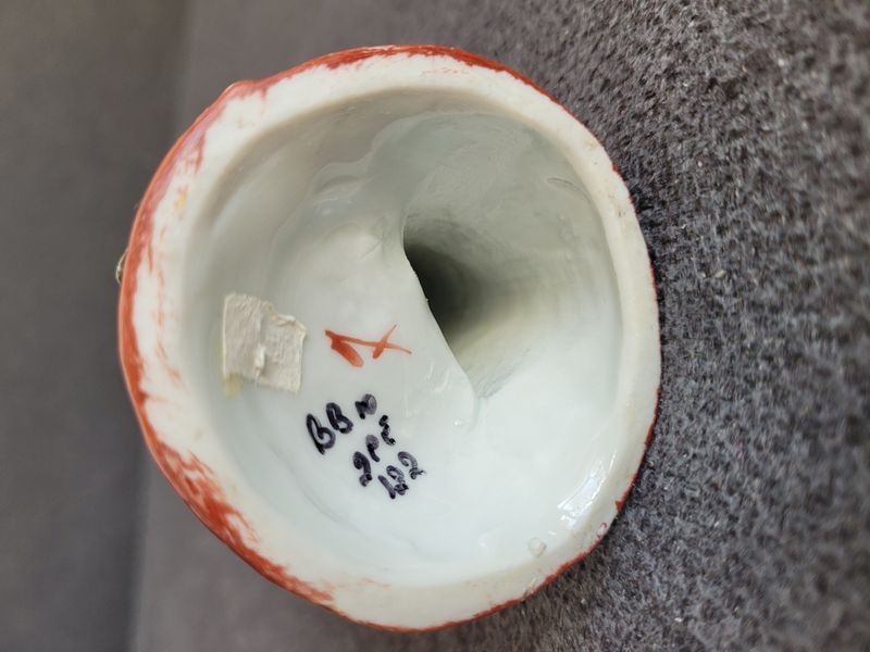 Drezdai porcel&aacute;n figura &bdquo;Fi&uacute; evezővel&rdquo;, Conta & Boehme