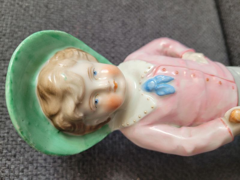 Drezdai porcel&aacute;n figura &bdquo;Fi&uacute; evezővel&rdquo;, Conta & Boehme